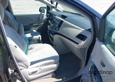 2012 Toyota Sienna Le V6 8 Passenger z USA, uszkodzony, nr VIN 5TDKK3DC2CS185470